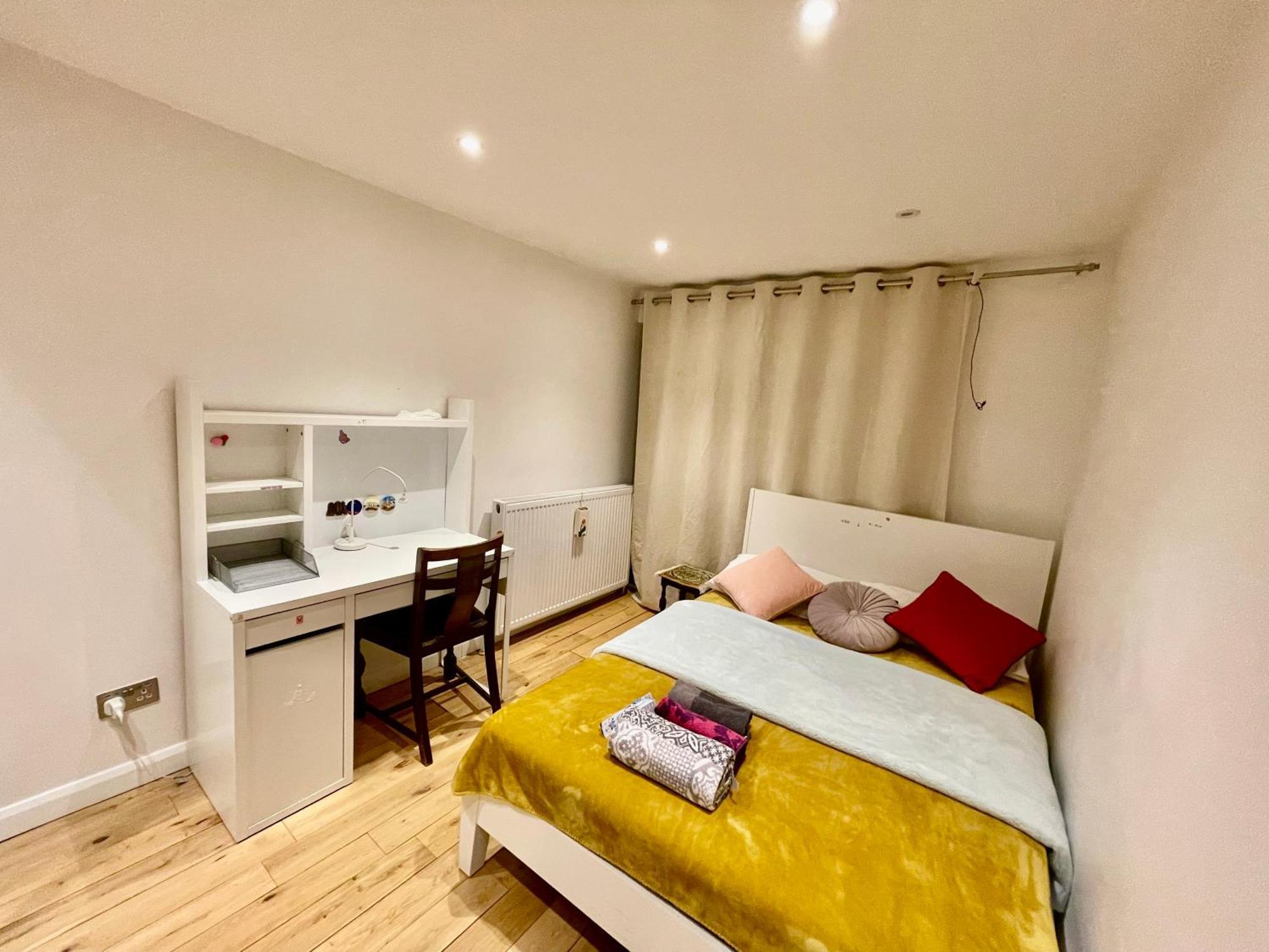 Luxe Quartet: Spacious 4-bed Retreat Near Elizabeth Line Villa