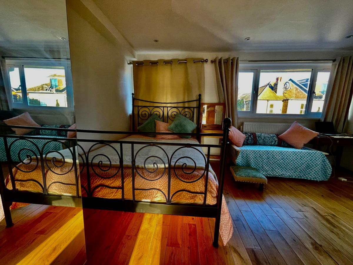 Luxury 4 Bedroom House With 4 Bathrooms - Elizabeth Line & Acton Stations At Walking Distance Londra