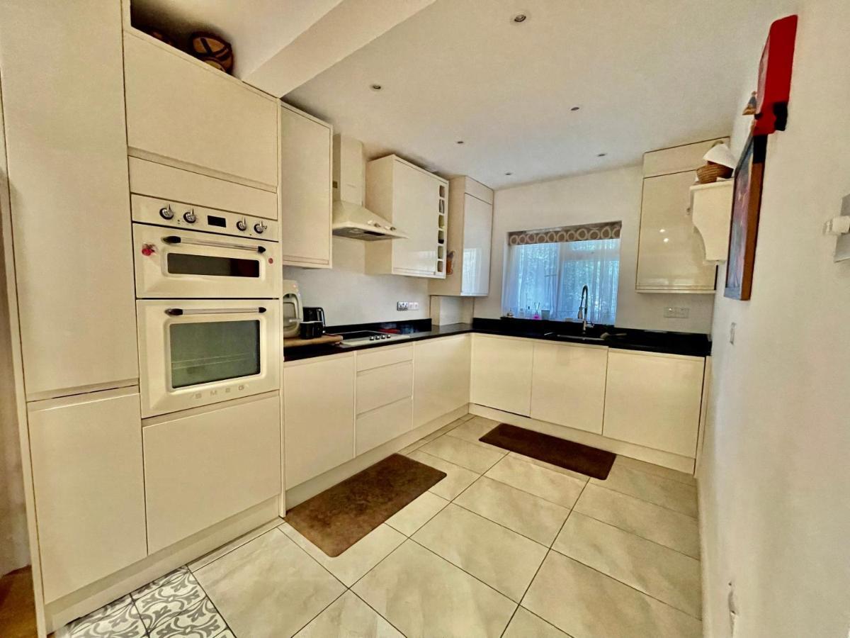 Luxury 4 Bedroom House With 4 Bathrooms - Elizabeth Line & Acton Stations At Walking Distance Villa Londra