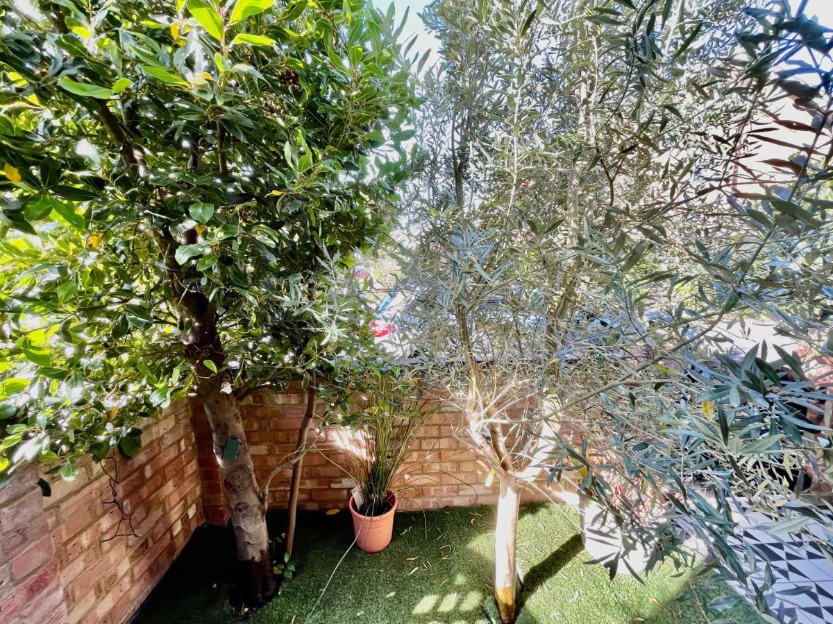 Luxury 4 Bedroom House With 4 Bathrooms - Elizabeth Line & Acton Stations At Walking Distance * Londra
