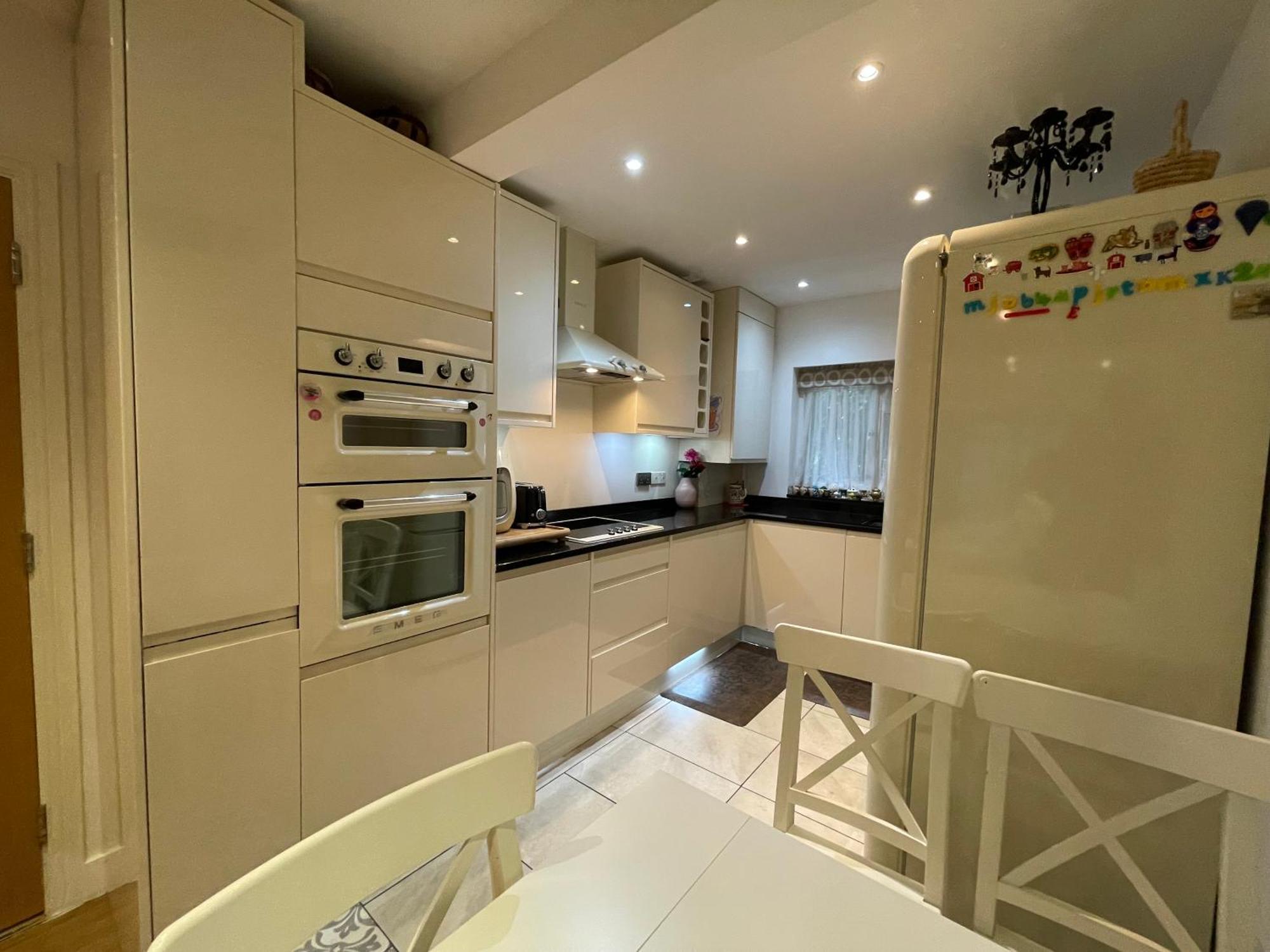 Luxury 4 Bedroom House With 4 Bathrooms - Elizabeth Line & Acton Stations At Walking Distance * Londra